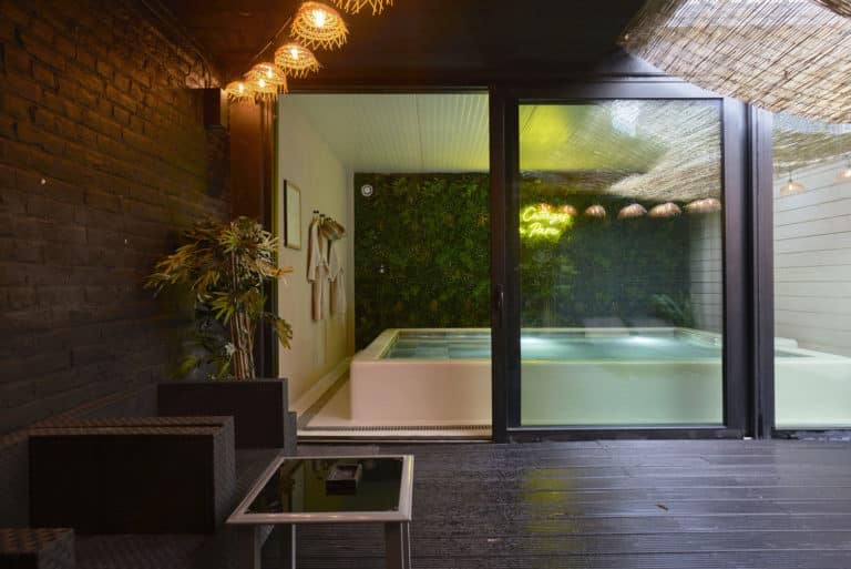Piscine intérieure privative vue depuis la terrasse du Cottage Scandinave près de Lille