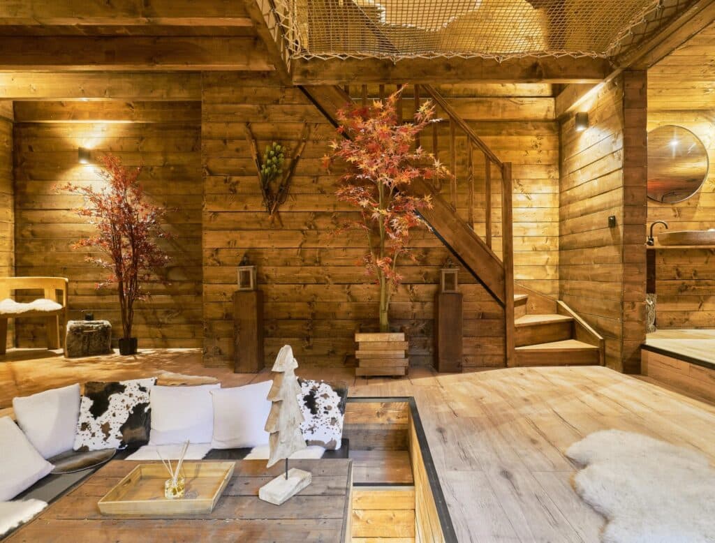 Salon en bois du cottage Courchevel avec table basse et décoration florale