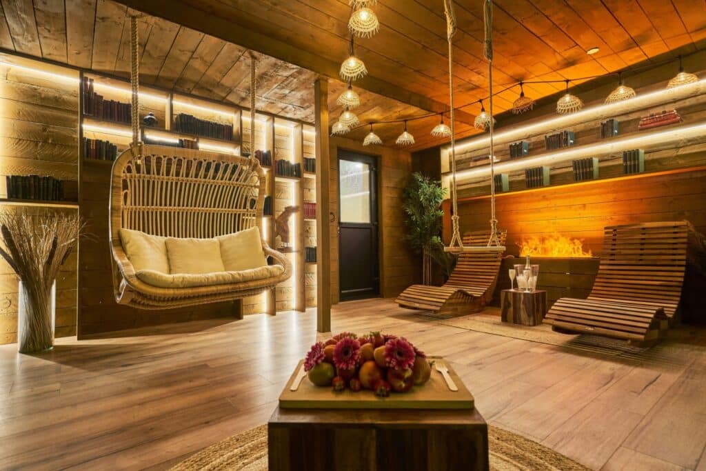 Salon du cottage scandinave avec balançoire intérieure et canapé en bois