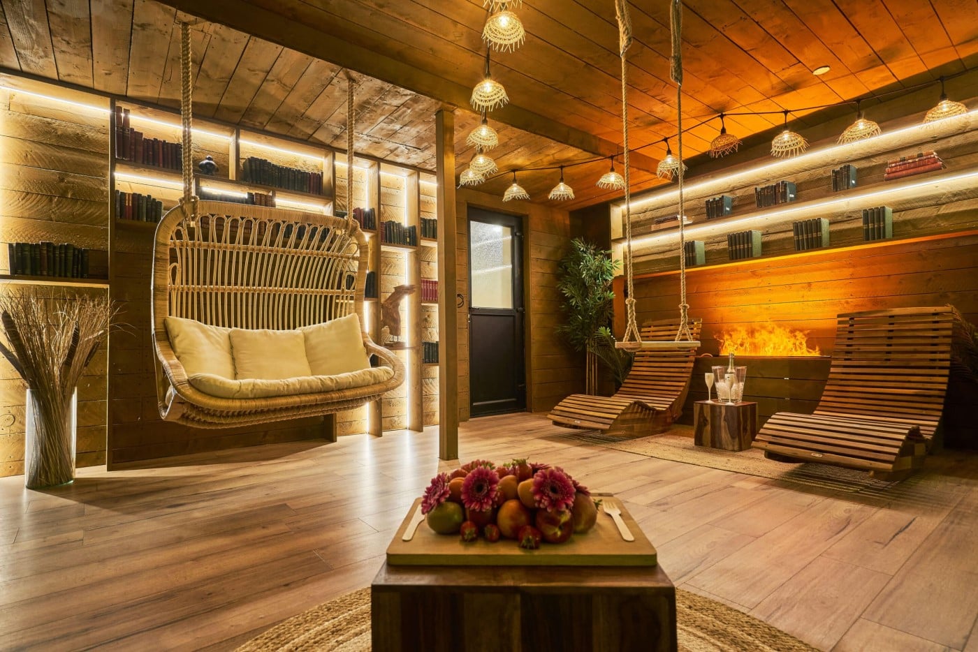 Salon du cottage scandinave avec balançoire intérieure et canapé en bois