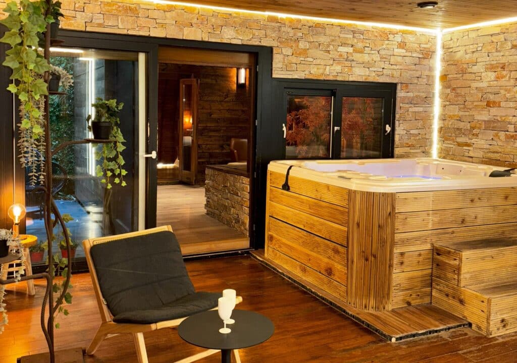 Spa privatif du cottage suédois avec fauteuils et bougies ambiance zen