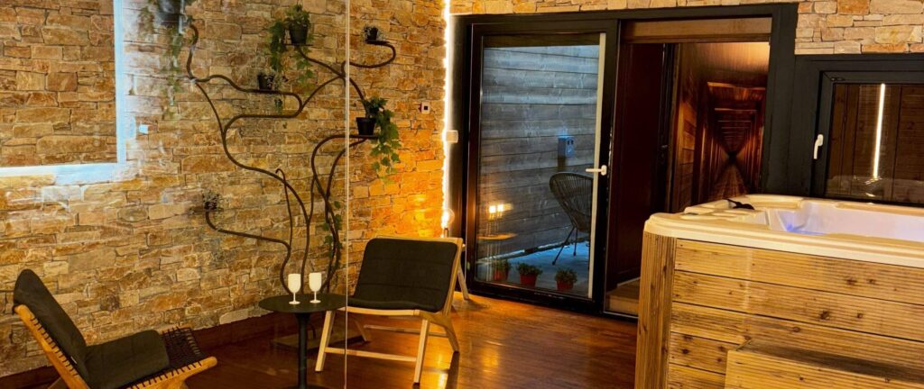 Salle du cottage suédois avec table en bois et mur en pierre