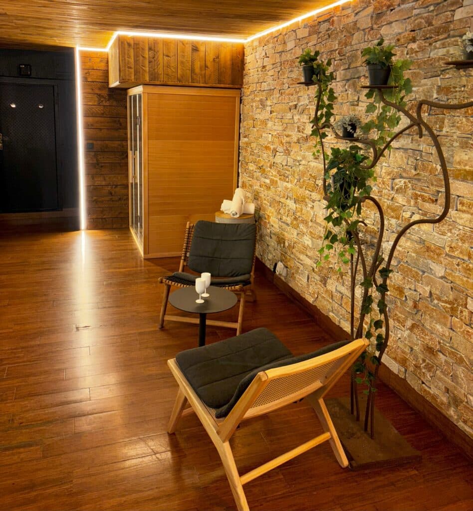 Coin détente du cottage suédois avec fauteuils en bois et plantes décoratives