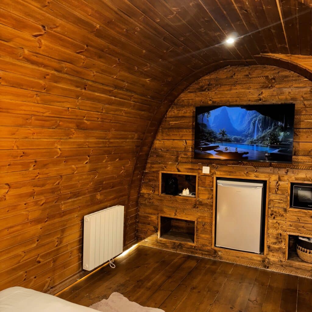 Cottage suédois avec télévision dans un plafond voûté en bois
