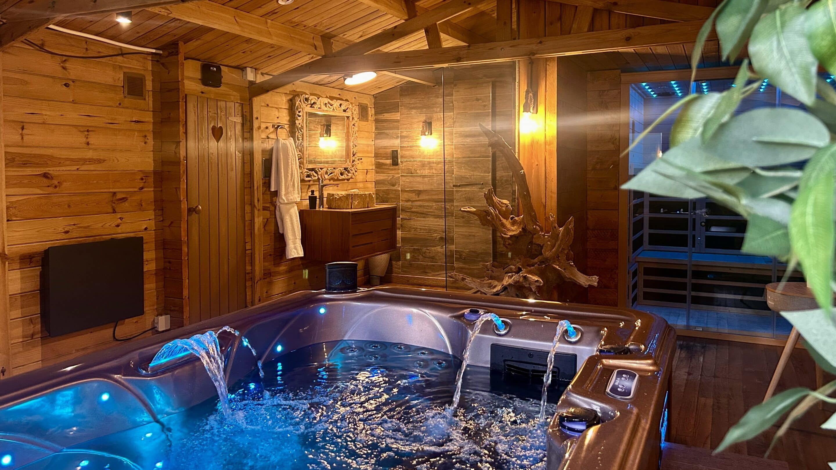 Salon en bois du cottage Courchevel avec table basse et décoration florale