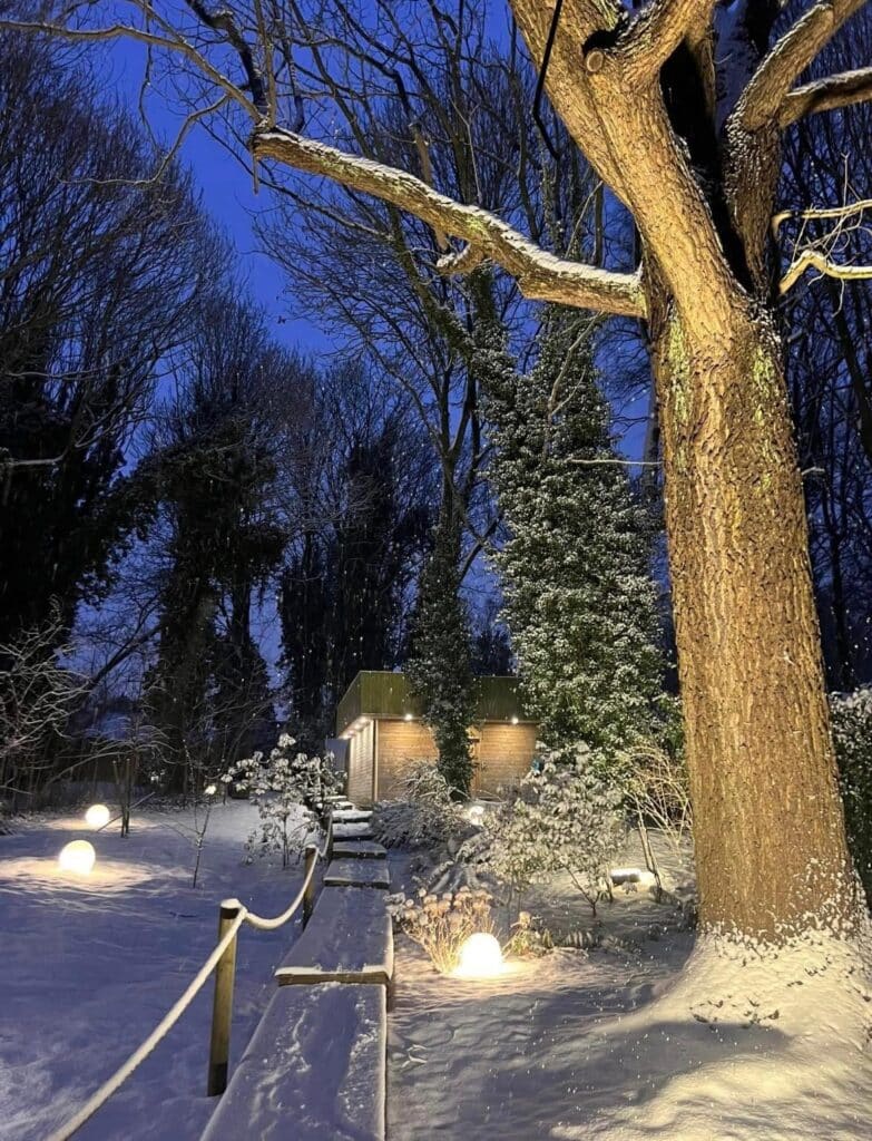 Allée enneigée du parc des Cottages du Parc, spa privatif près de Lille