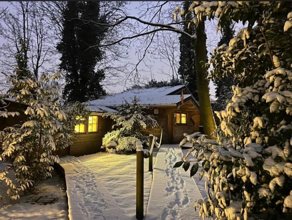 Cottage en bois sous la neige, spa privatif dans le Nord