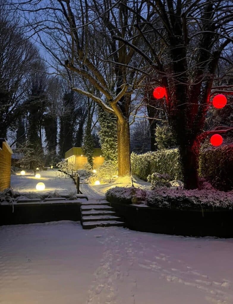 Jardin illuminé sous la neige aux Cottages du Parc à Roubaix