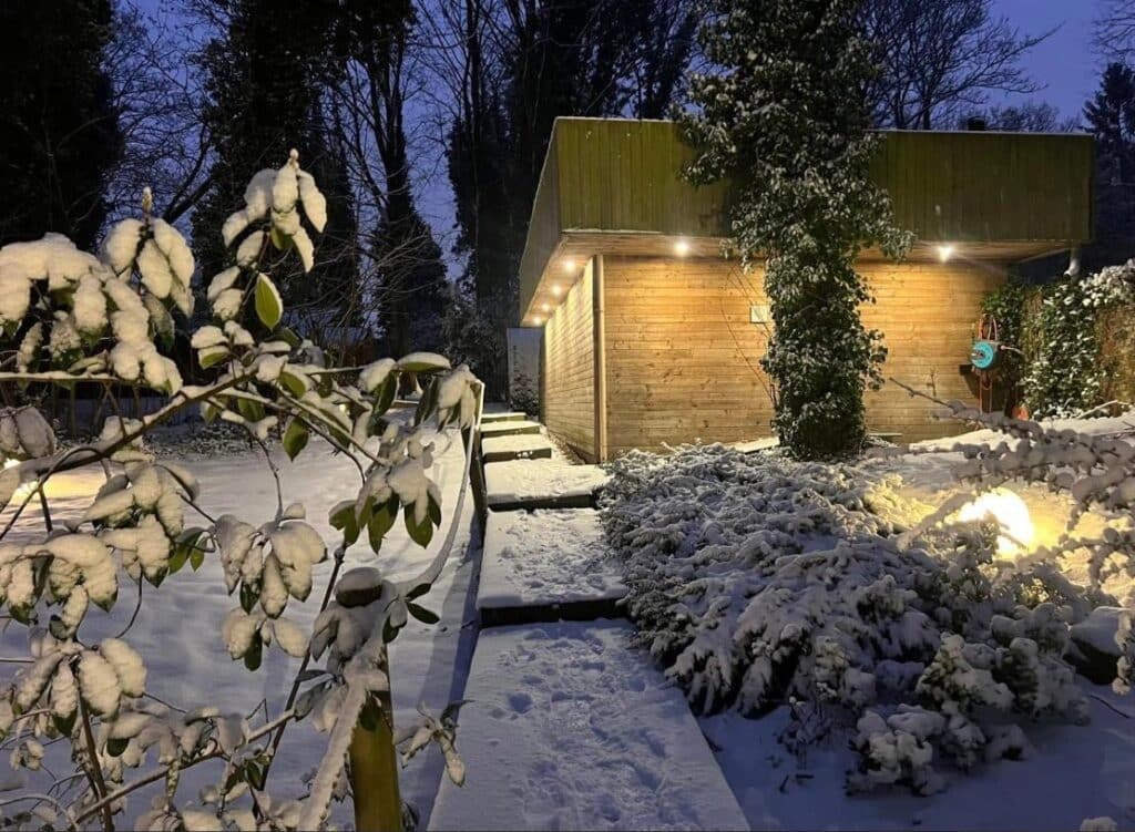 Parc enneigé de nuit aux Cottages du Parc, spa privatif à Roubaix